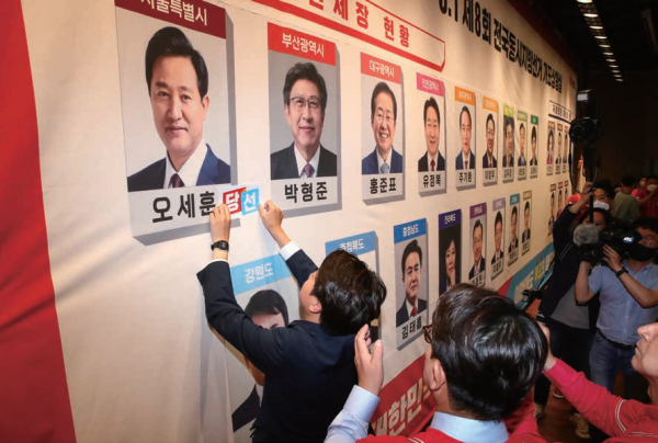 국민의힘 이준석 대표와 지도부가 1일 오후 국회 도서관 대강당에 마련된 지방선거 개표상황실에서 당선이 유력시되는 단체장 후보 사진 밑에 스티커를 붙이는 세리모니를 하고 있다. (사진=국회사진기자단)