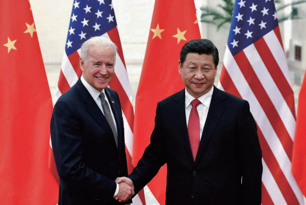 바이든 미국 대통령과 시진핑 중국 국가주석. 사진은 지난 2013년 4월 당시 부통령으로 중국을 찾은 바이든 대통령이 시 주석을 만나 악수하는 모습. (사진=로이터 연합뉴스)