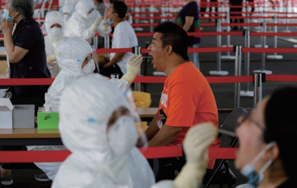 중국 베이징 시민들이 코로나19 검사를 받고 있다. (사진=로이터 연합뉴스)