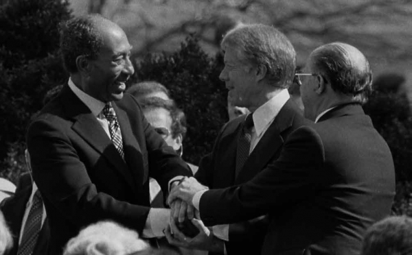 미국 카터 대통령의 중재로 이집트 사다트 대통령과 이스라엘 메나힘 베긴 총리가 평화협정을 맺게 된다.