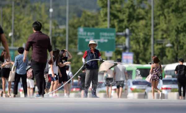 연일 이어지는 무더위에 도로에 물을 뿌리며 열기를 식히고 있다. 폭염은 홍수보다 더 많은 사람들의 목숨을 앗아갈 수 있는 재난이다. (사진=동아사이언스)