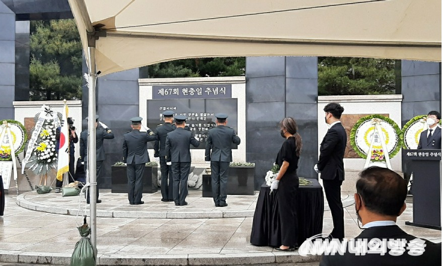 국가유공자 후손 및 미망인회 등 유족들이 6일 고양시 일산서구 현충공원에서 참배하고 있다.2022.06.06.(사진=김승섭 기자)