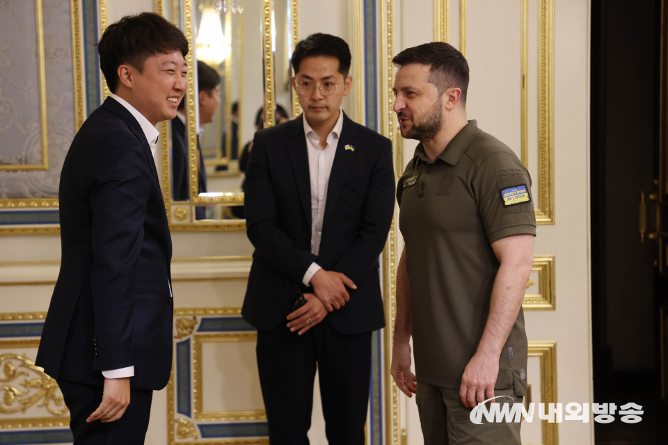 우크라이나를 방문한 이준석 국민의힘 대표가 우크라이나 볼로디미르 젤렌스 대통령과 면담하고 한국과 우크라이나 간 실질적 교류와 협력 방안을 논의했다고 8일 국민의힘이 밝혔다. (사진=국민의힘)