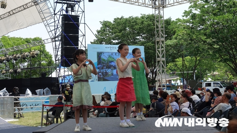 11일 충남 서천군 한산모시관에서 열리고 있는 제32회 한산모시문화제에서 주민패션쇼가 열리고 있다. 2022.06.11.(사진=정동주 사진전문 기자)