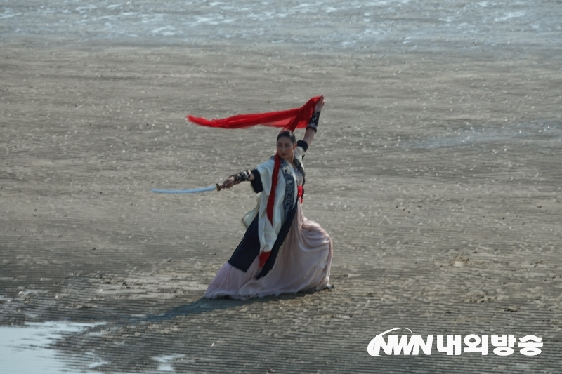 11일 충남 태안 운여해변에서 한국사진작가협회 스포츠분과 주관으로 열린 촬영회가 열렸다. 이날 해변에선 마상무예, 해변승마, 요가 등 다양한 포퍼먼스가 연출됐다. (사진=한정자 기자)