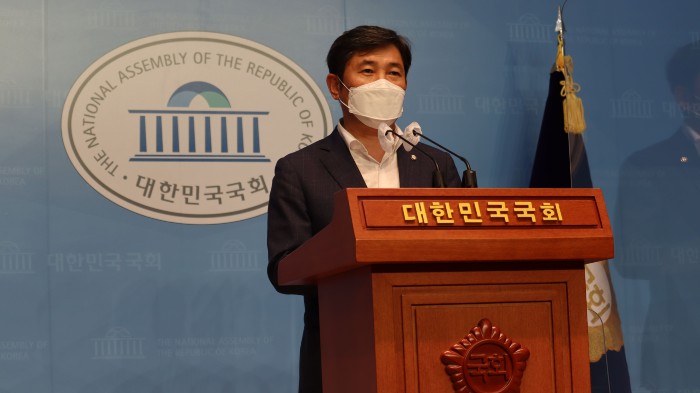 조오섭 더불어민주당 의원은 30일  '전두환 국가장 배제법 촉구' 기자회견을 열고 "찬탈자이자, 학살자, 범죄자인 전두환이 전직 대통령이었다는 이유 하나만으로 수 십억원에 달하는 국민의 혈세로 치루는 국가장의 영예를 누리게 할 수 없다"며&nbsp;'전두환 국가장 배제법'의 신속한 처리를 촉구하고 나섰다. (사진=조오섭 의원실 제공)