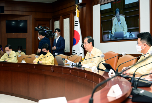 한덕수 극무총리가 17일 정부서울청사에서 '코로나19 대응 중대본회의'를 주재하고 있다.(사진=국무총리실)