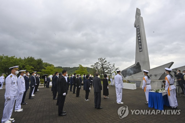 '제2연평해전 승전 20주년 기념식'에서 참석자들이 제2연평해전전적비에 참배하고 있는 모습.(사진=연합뉴스)