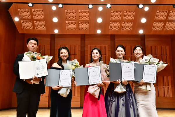 왼쪽부터 대상 최준영, 금상 권수지, 특별상 양수빈, 동상 정원경, 은상 이선우. (사진=국립오페라단 제공)