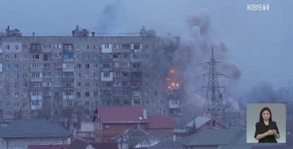 우크라니아 남부 항구 도시 마리우폴에서 러시아군 탱크가 아파트를 공격하는 모습이라고 AP통신이 보도했다. (사진=KBS News 캡처)
