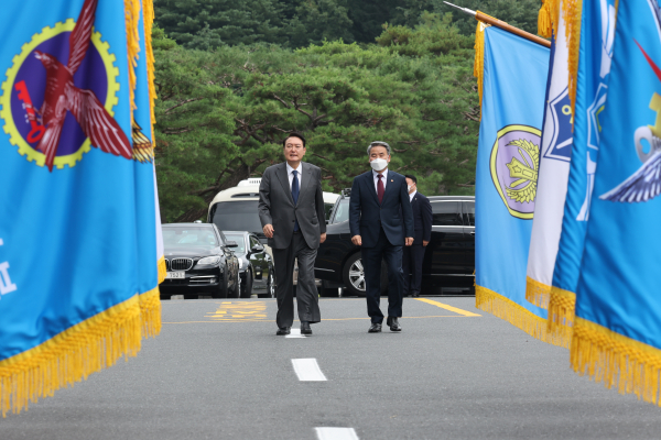 6일 오전 충남 계룡대에서 열린 전군 주요지휘관회의 참석을 위해 이종섭 국방부 장관과 이동하고 있는 윤석열 대통령(왼쪽).(사진=연합뉴스)