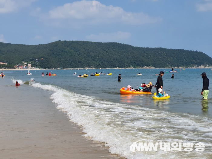 9일 전남 완도군 신지면 명사십리 해수욕장에 피서객들이 물놀이를 즐기고 있다. 2022.07.09 (사진=박인숙 기자)