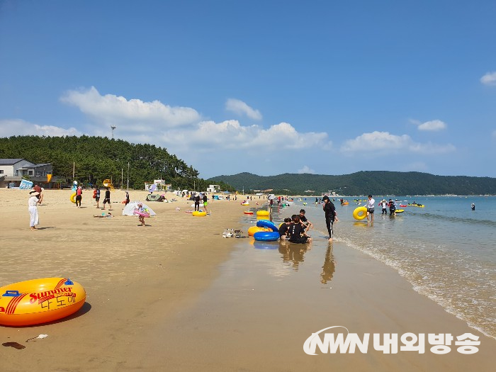 9일 전남 완도군 신지면 명사십리해수욕장에 피서객들이 물놀이를 즐기고 있다. 2022.07.09 (사진=박인숙 기자)