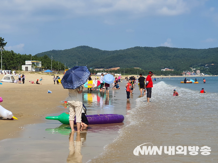 9일 전남 완도군 신지면 명사십리 해수욕장에 피서객들이 물놀이를 즐기고 있다. 2022.07.09 (사진=박인숙 기자)