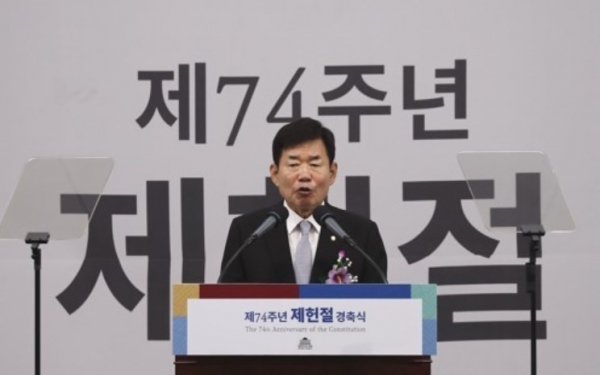 김진표 국회의장이 17일 국회에서 열린 제74주년 제헌절 경축식에서 경축사를 하고 있다. (사진=연합뉴스)