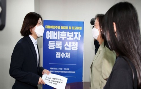 박지현 전 더불어민주당 공동비상대책위원장이 18일 8월 열리는 민주당 전당대회 예비경선 후보로 접수하기 위해 당 선관위를 찾아 서류를 제출 하고 있다.(사진=연합뉴스)