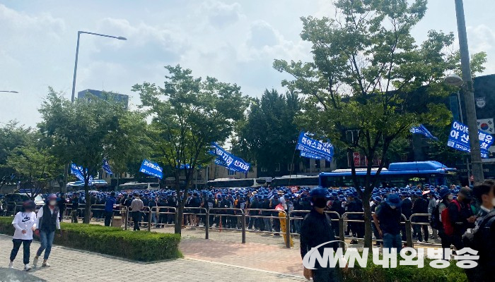 민주노총 금속노동조합이 20일 오후 서울 도심 속에서 '노동중심의 산업전환'이라는 구호 아래 집회를 진행했다. 2022.07.20 (사진=박세정 기자)