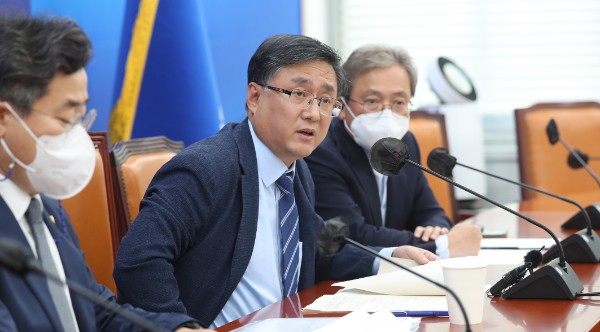 김성환 더불어민주당 정책위의장은 23일 국회에서 열린 정책조정회의에서 "당장 폐지해야 한다고 사회악 취급을 했던 임대차 3법은 약간의 보완대책이 발표됐고, 분양가상한제 폐지공약 역시 마찬가지 수준이었다"며 "윤석열 정부의 법인세와 종부세 감면과 같은 부자감세 정책은 마땅히 철회되어야 할 것이다"고 목소리를 높였다. (사진=연합뉴스)<br>