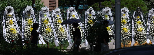 행안부의 경찰국 신설을 둘러싼 경찰 내부 반발이 확산하고 있는 25일 오전 서울 서대문구 경찰청 인근에 경찰국 신설을 반대하는 근조 화환이 세워져 있다.(사진=연합뉴스)