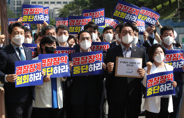 더불어민주당 원내대표단, 경찰장악 저지대책단, 행안위 의원단이 26일 경찰청 신설과 관련한 시행령 국무회의 의결을 앞두고 용산 대통령실 앞에서 규탄 기자회견을 하고 있다.(사진=연합뉴스)