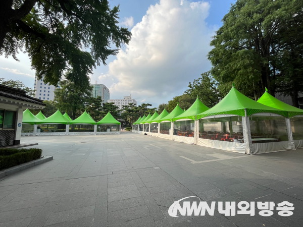 아직 탑골공원 내 남아있는 코로나19 선별검사 간의 시설 모습.(사진=이소영 기자)