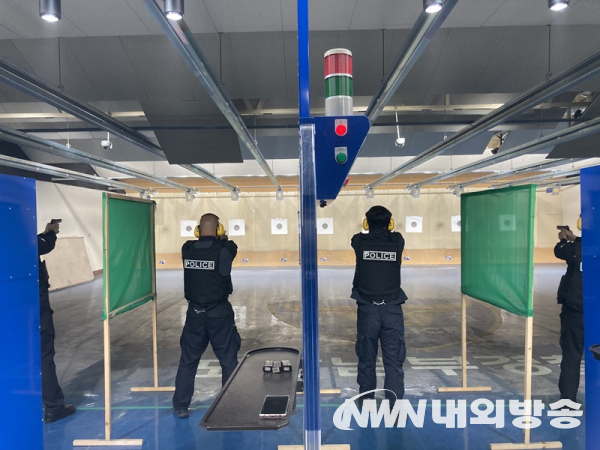 K-5권총을 이용하여 연습장면(사진=해양경찰서)<br>