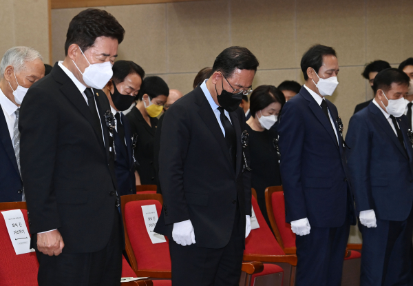 김진표 국회의장과 국민의힘 주호영 비상대책위원장, 더불어민주당 우상호 비상대책위원장 등 참석자들이 18일 국립서울현충원 현충관에서 열린 김대중 전 대통령 서거 13주기 추도식에서 묵념하고 있다.(사진=연합뉴스)