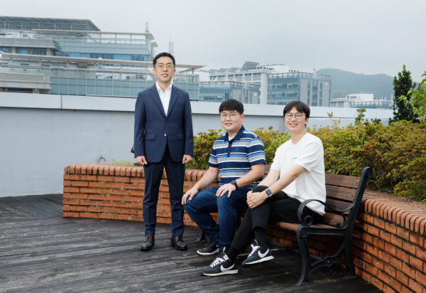 (왼쪽부터) 이용희 UNIST 에너지화학공학과 교수와 윤현성, 권형우 연구원.(사진=UNIST)