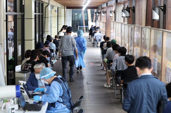 18일 0시 기준 발표된 코로나19 신규 확진자는 17만 8574명이다.(사진=연합뉴스)
