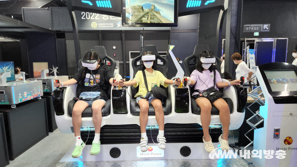 '2022 대한민국 과학축제'에서 어린이들이 가상현실을 통한 과학기술을 체험하고 있다.2022.08.19.(사진=정지원 기자)