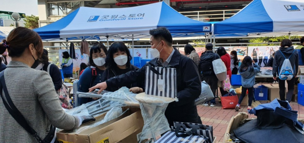 '사랑 나눔 환경 바자회'가 오는 23일 서울 송파구 성내천 물놀이장에서 열린다.(사진=함께하는재단 굿윌스토어)