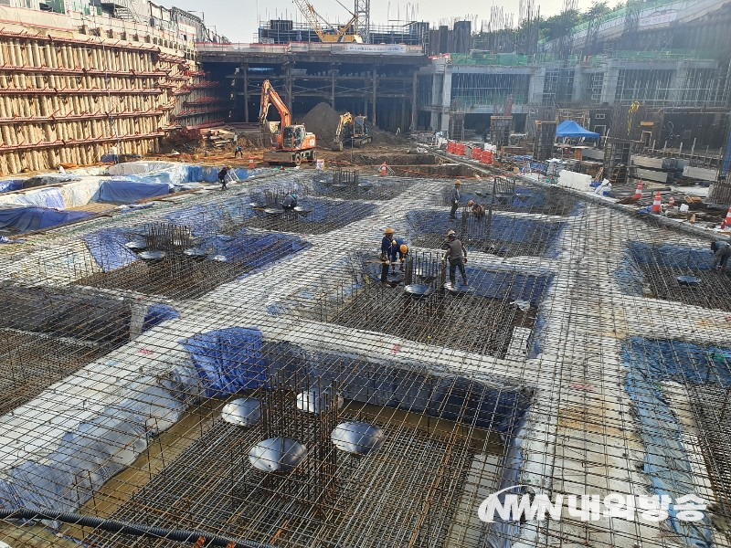 경기도 구리시 지식산업센터 공사현장에서도 웅덩이에 찬 물을 빼내고 기초공사를 위해 내진 및 기둥보강에 도움을 주는 접시형 설비를 설치하고 있다. 2022.08.20(사진=전기복 기자)