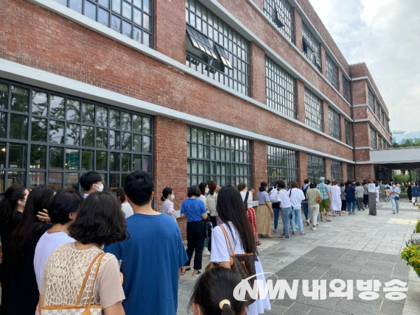 개장 전부터 줄을 선 관람객들 (사진=박세정 기자)