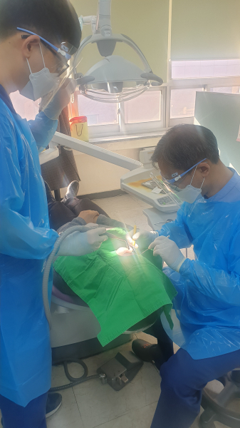 전북대병원 허석모 교수가 환자를 치료하고 있다.(사진=전북대병원)