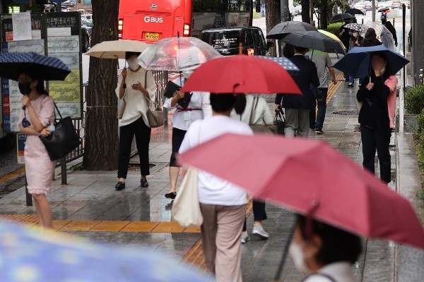 29일 오전 서울 중구 을지로입구역 인근 우산을 쓰고 출근하는 시민들의 모습 (사진=연합뉴스)