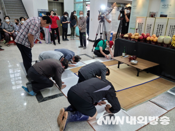 포항 대송면 다목적복지회관에서 추석인 10일 이재민들이 합동 차례를 지내고 있다.(사진제공=포항시청)