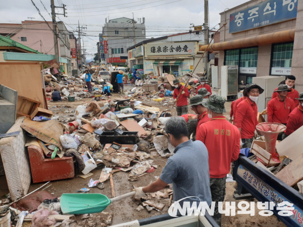 사진. 11일 오전 대송면 제내리 한 골목에서 해병대 장병들이 시에서 지원한 트럭으로 생활쓰레기를 담고 있다.(사진제공=포항시청)