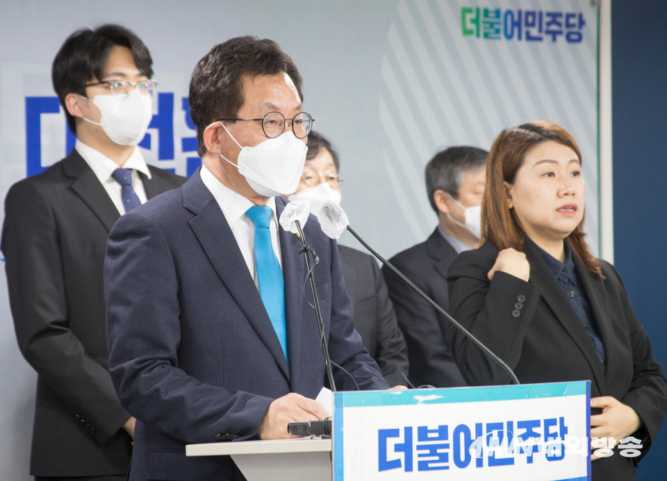 10일 서울 여의도 더불어민주당 당사에서 열린 '교육 대전환 8대 공약식' 기자회견에서 유기홍 더불어민주당 선거대책위원회 교육대전환위원회 위원장이 공약을 소개하고 있다. 2022.01.10. (사진=이상현 기자)