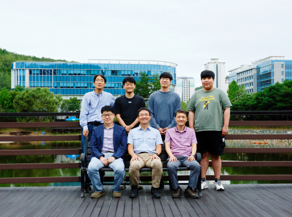 (앞줄 왼쪽 첫 번째)김태헌 울산대학교 물리학과 교수와 (두 번째) 오윤석 UNIST 물리학과 교수.(사진=UNIST)