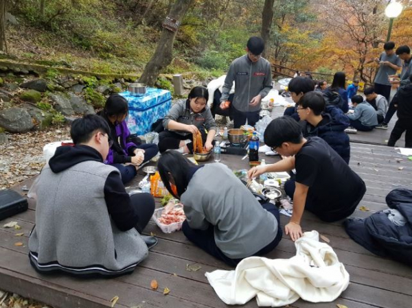 "숲에서 우리의 꿈을 찾자!" 프로그램 중 캠핑요리 체험 모습. (사진=산림청)