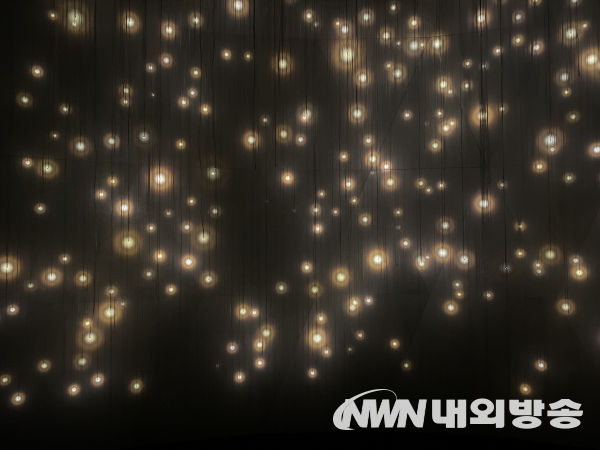 teamLab, Massless Suns and Dark Spheres. 2022.9.27. (사진=박세정 기자)