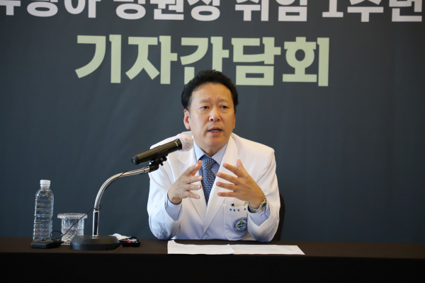 유광하 건국대학교병원장이 지난 29일 기자간담회를 갖고 있다.(사진=건국대병원)