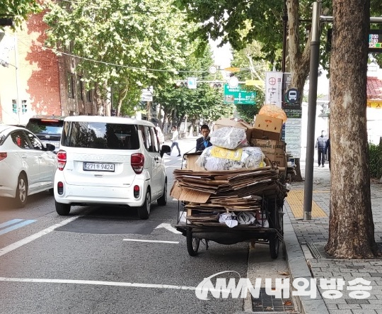 폐지를 실은 리어커가 5일 서울 종로 5가 일대 차도에 세워져있다.(사진=김승섭 기자)