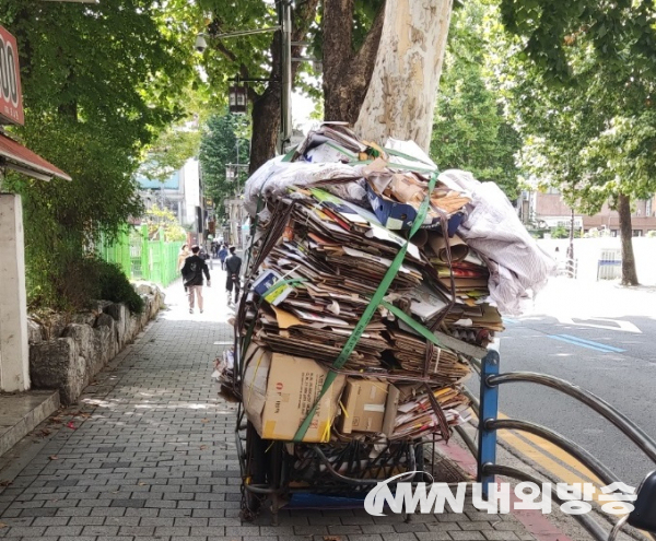 5일 서울 종로 5가 효제초등학교 앞 인도에 세워진 폐지를 실은 리어커가 마치 우측으로 넘어갈 듯 아슬아슬하게 서있다.(사진=김승섭 기자)