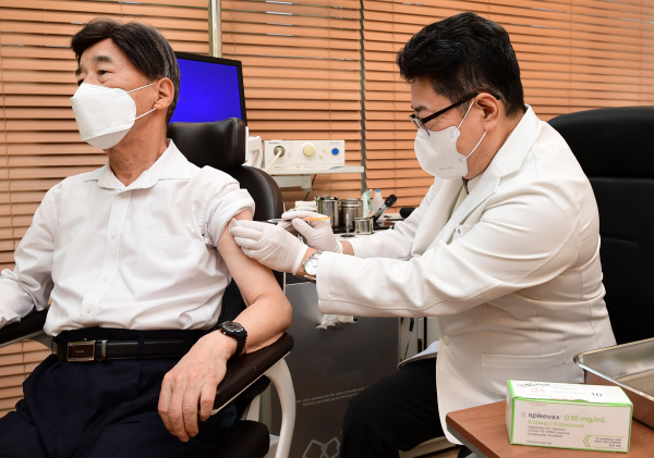 서울 강남구 개포동의 소아청소년과 의원에서 한 남성이 코로나19 2가 백신인 '스파이크박스 2주'를 접종 받는 모습. (사진=연합뉴스)