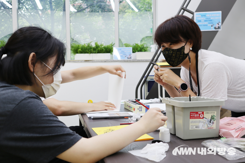 박소윤 강사와 학생들이 서로 눈을 맞추며 팝 글씨 메뉴판 만들기에 한창이다.2022.07.09.(사진=정지원 기자)