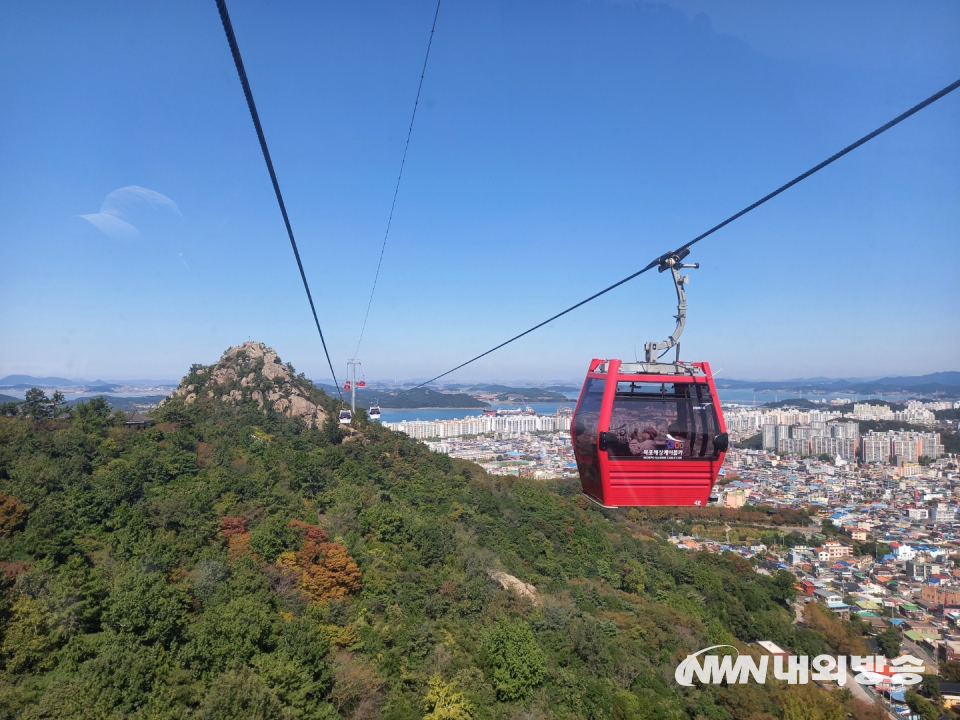 전남 목포시 해상케이블카가 유달산의 가을 정취를 내려다보고 있다.2022.10.12.(사진=전기복 기자)