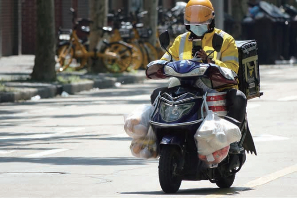봉쇄도시 상하이의 생명줄인 ‘식료품 배달 오토바이’ (사진=연합뉴스)