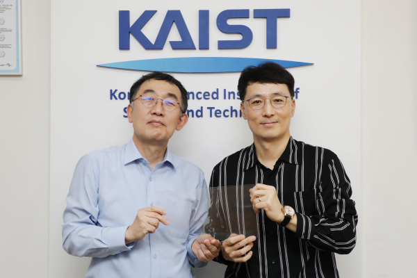 (왼쪽부터)이승섭 KAIST 기계공학과 교수와 윤준보 전기빛전자공학부 교수.(사진=KAIST)