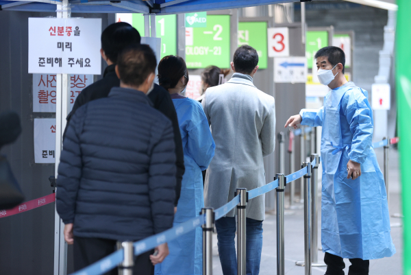 19일 오전 서울 용산구보건소에 마련된 선별진료소. (사진=연합뉴스)